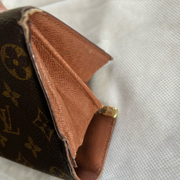 LV Sarah Monogram Wallet in EUC
* Free Shipping * - Picture 15 of 16